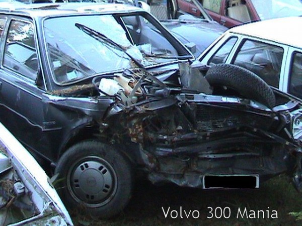 Volvo300_crash0001b.jpg