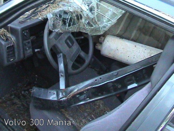 Volvo300_crash0001c.jpg