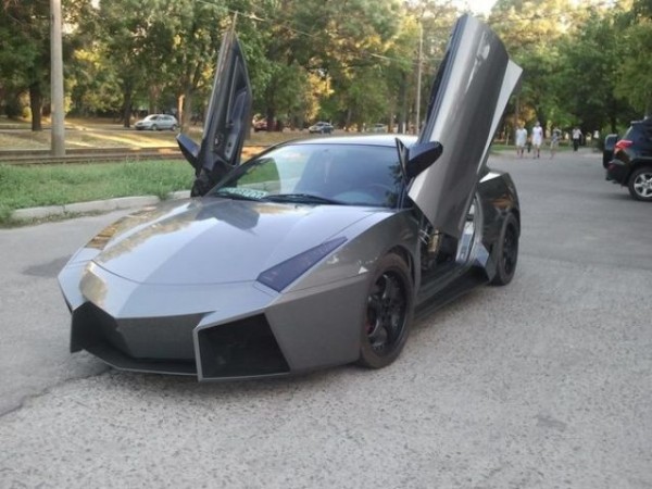 1346898637_1346876755_ukrainian_guy_turns_his_car_into_lambor.jpg