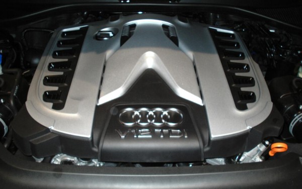 Audi_Q7_V12_TDI_engine_front-view.jpg