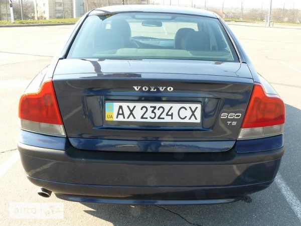 volvo_s60__103051178fx.jpg